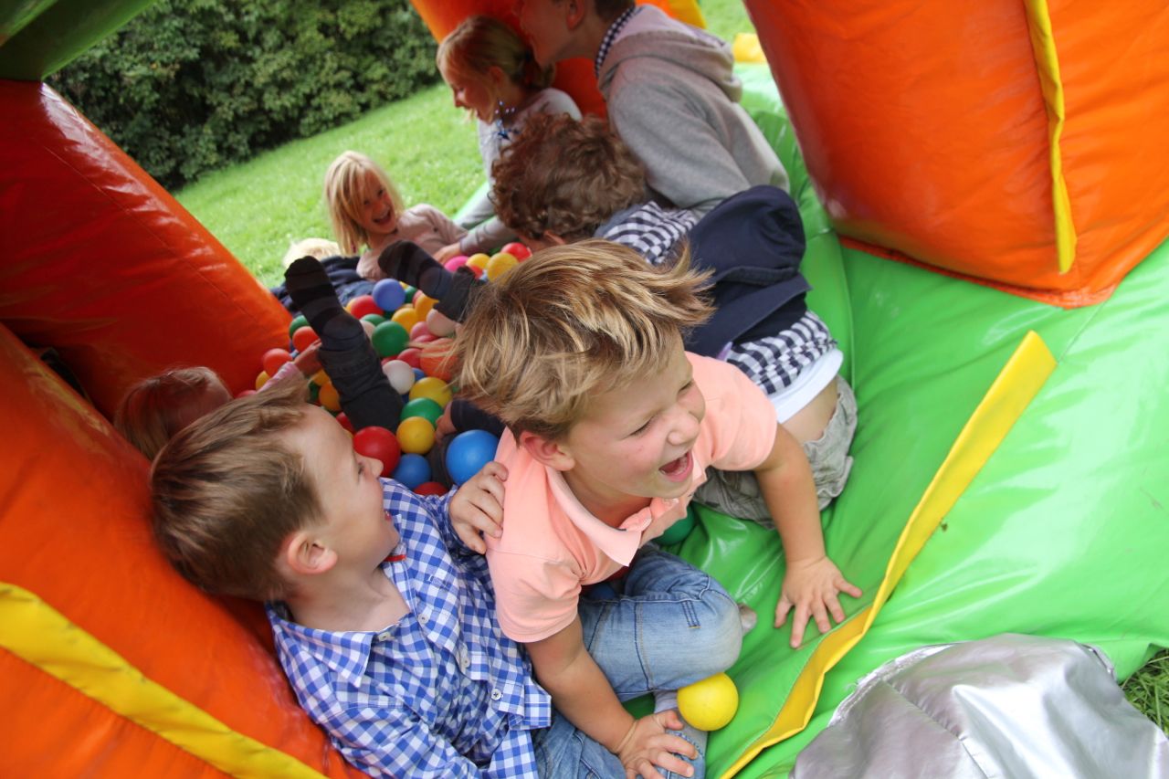 Kinder im Garten